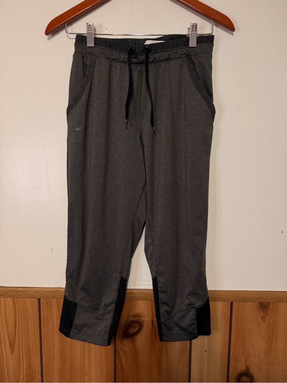 Under Armour Dark Gray/Black Athletic Capri Pants